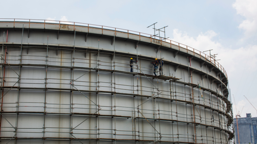Internal and external tank scaffolding